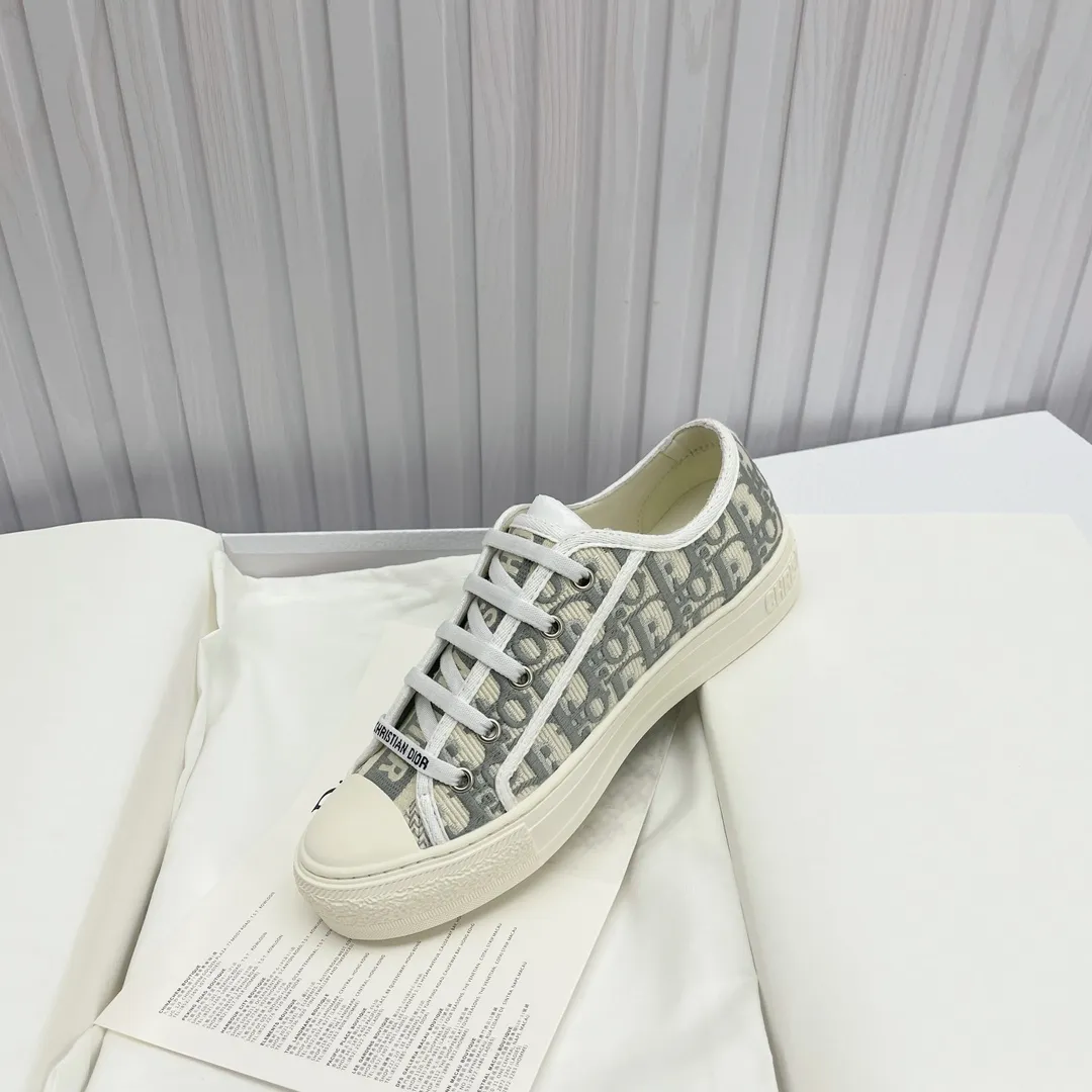 👟👟Ex-factory price 520👟👟 High version in stock, Dior (Dior) flat sneakers are fully embroidered with iconic patterns, ready in stock High quality Dior (Dior) flat sneakers are fully embroidered with iconic patterns👟👟 ♦️Top quality in the market🎗Breaking hot item in foreign counters🎗Non-common imitation version in the market🎗🔳The fabric is made of Italian🇮🇹imported fabrics❗️Embroidered upper, original mold injection Logo frosted five-pointed star outsole🔳Inside imported lambskin+high elasticity Injection molding mold Logo foam feet Size number: 35 to 42 (42 customized)